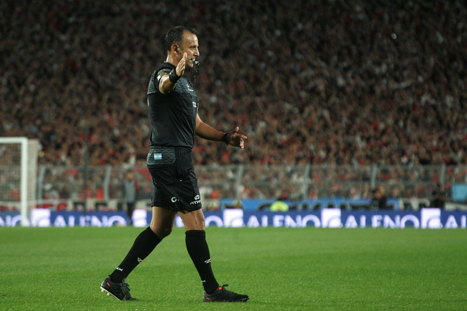 Darío Herrera evitó expulsar jugadores hasta que el partido se le escapó de las manos