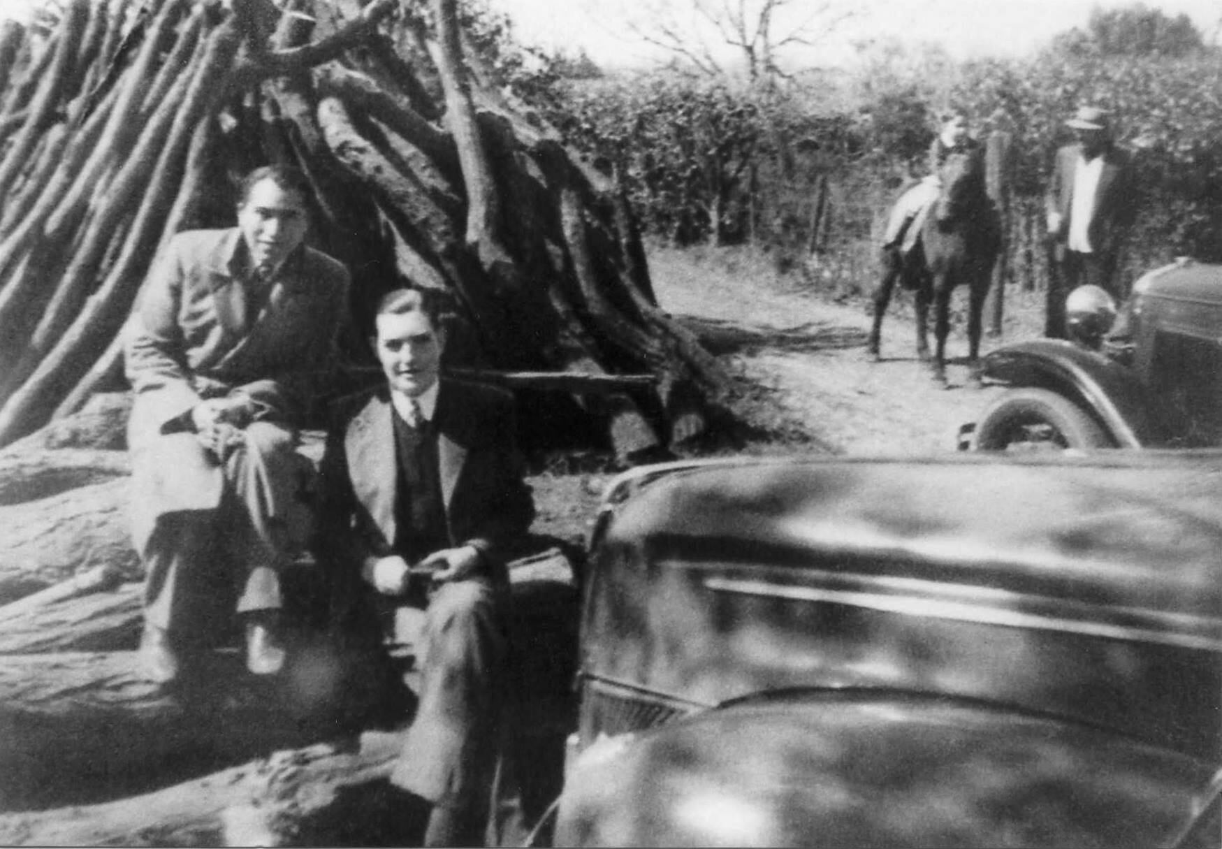 Zerpa y Cortázar en Chivilcoy, en el invierno de 1942 (Imagen publicada por Adagio Libros). 