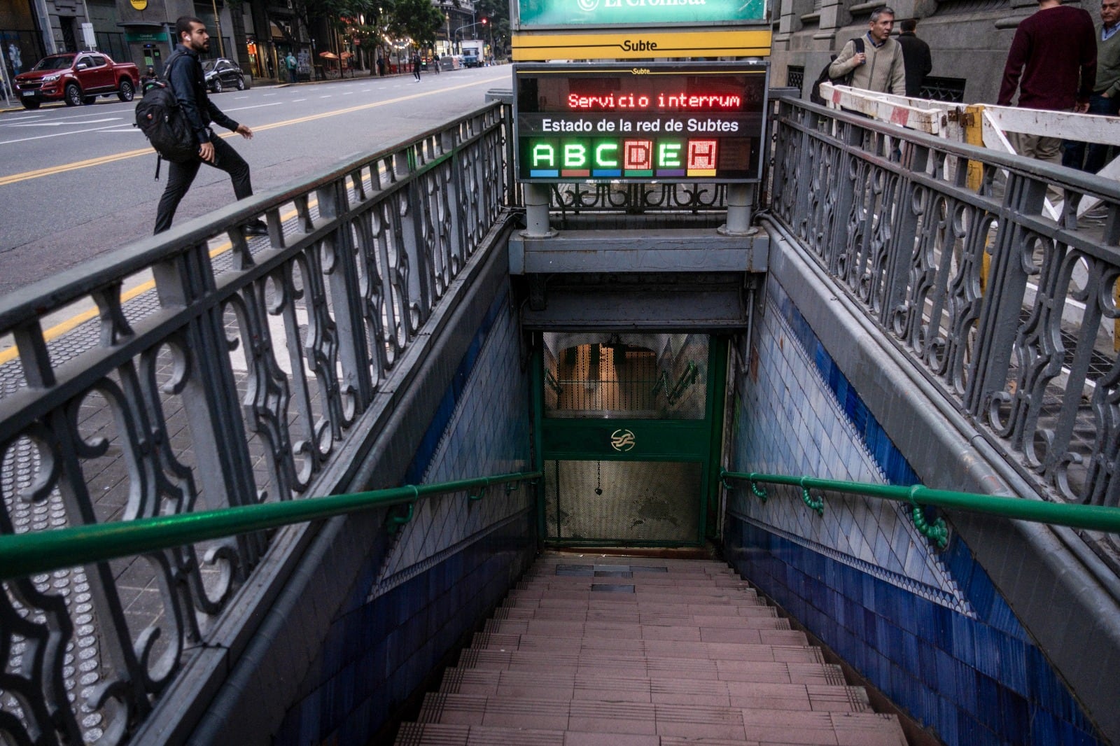 El paro escalonado de subte comenzó a las 5.30 en las líneas D y H.