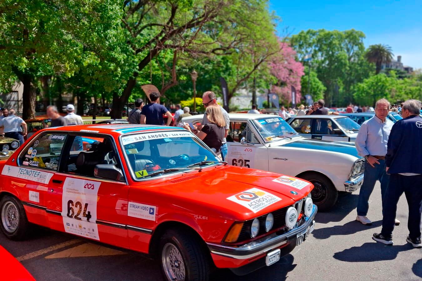 Pilotos y navegantes del GPH charlan en la previa al inicio de la carrera.