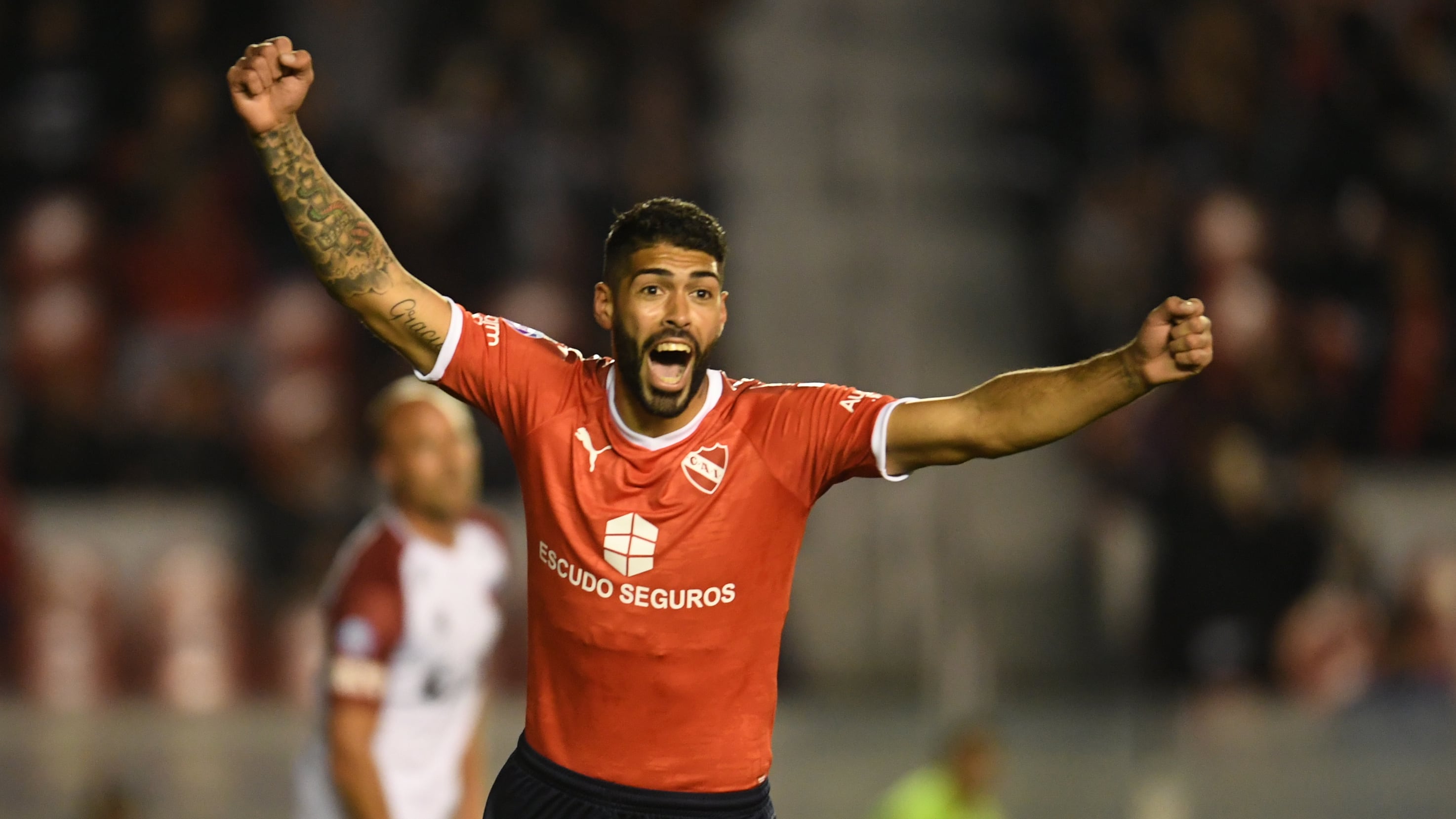 Barboza festeja como si fuese suyo el primer gol de la noche, que fue de Acevedo, en contra.