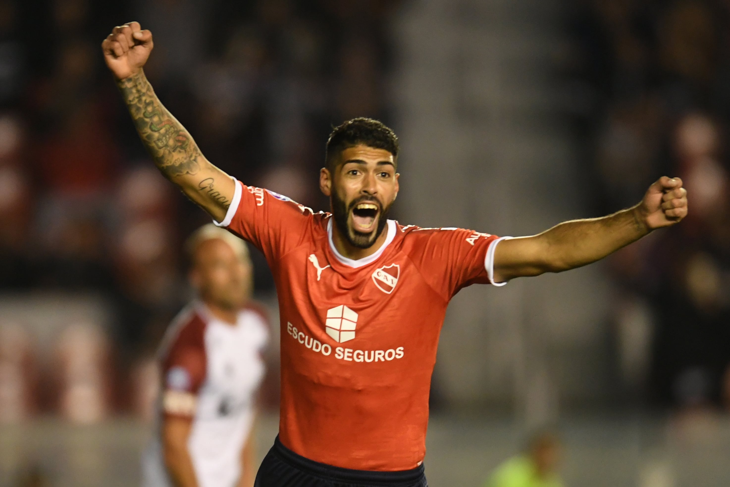 Barboza festeja como si fuese suyo el primer gol de la noche, que fue de Acevedo, en contra.