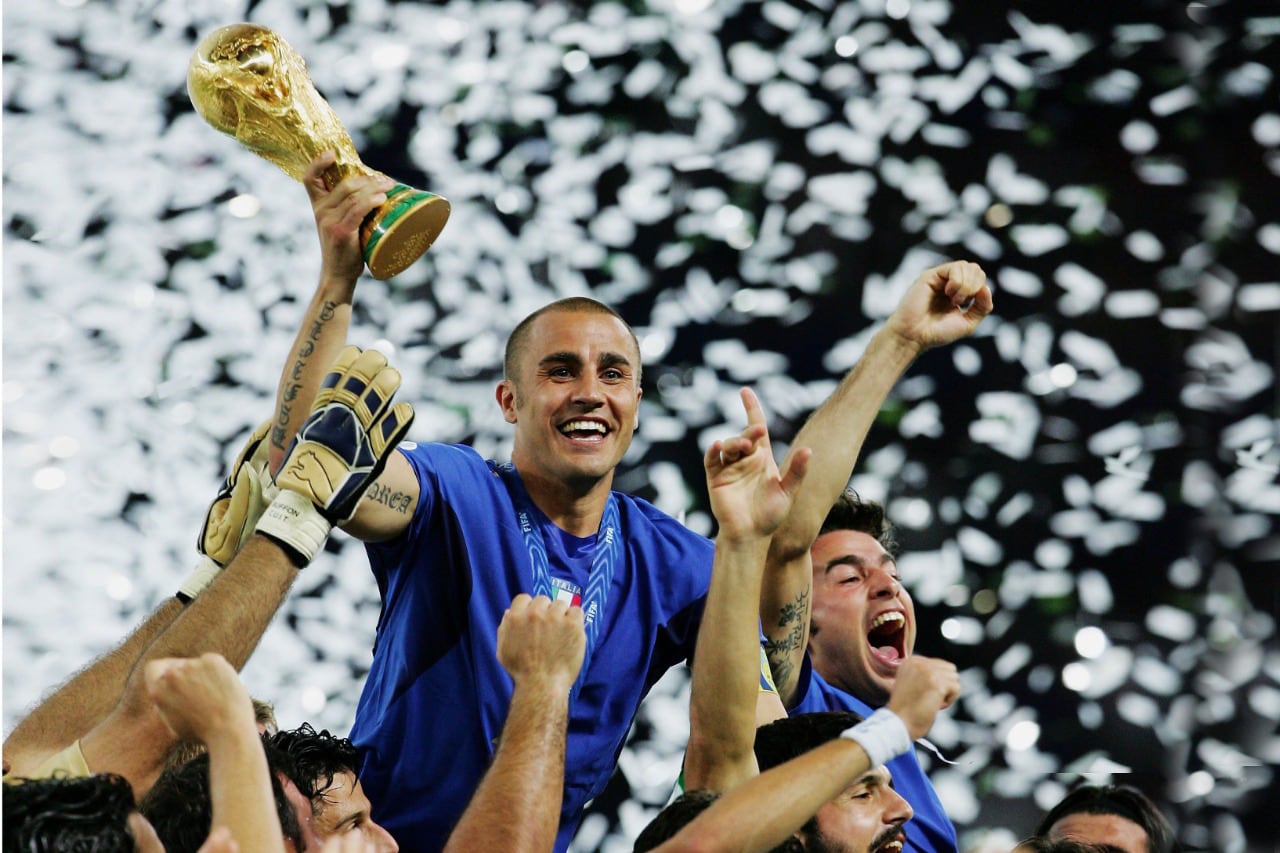 Cannavaro sostiene la Copa del Mundo.