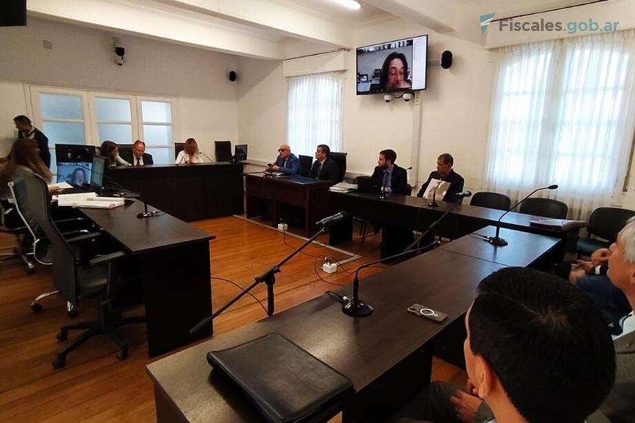 Ricardo Villasanti con la fotografía de su hijo en una de las audiencias del juicio