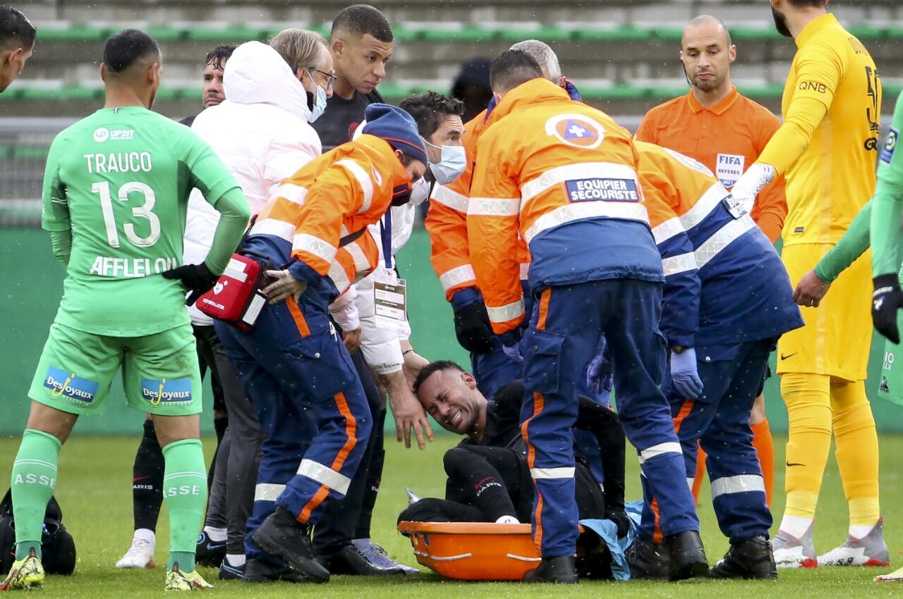 Neymar salió en camilla y con evidentes gestos de dolor