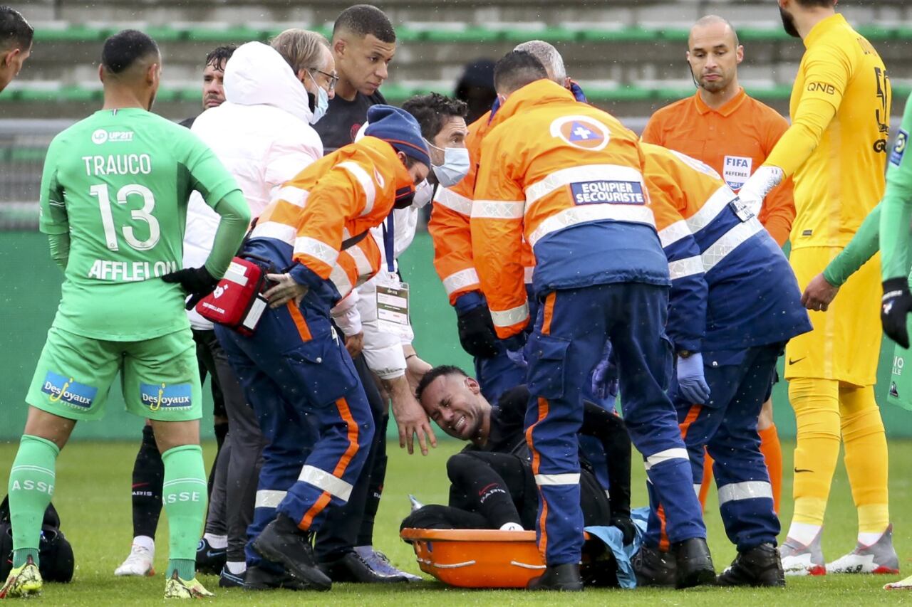 Neymar salió en camilla y con evidentes gestos de dolor
