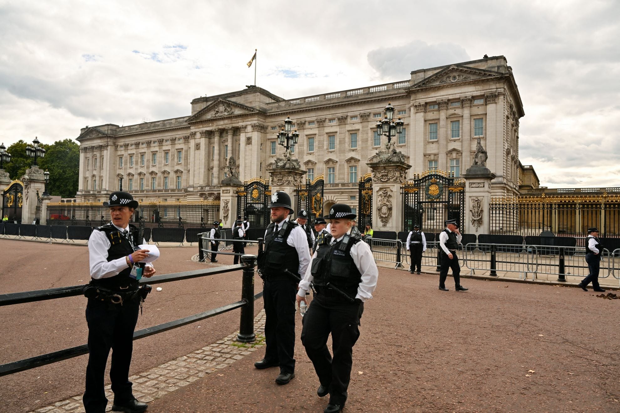 El rey y la reina consorte no estaban en el Palacio de Buckingham al momento del incidente.