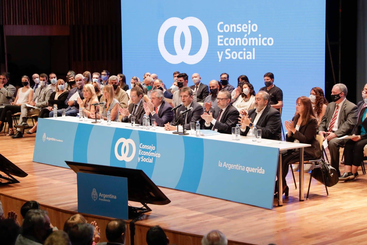 El presidente Alberto Fernández junto a Sergio Massa y funcionarios del CES