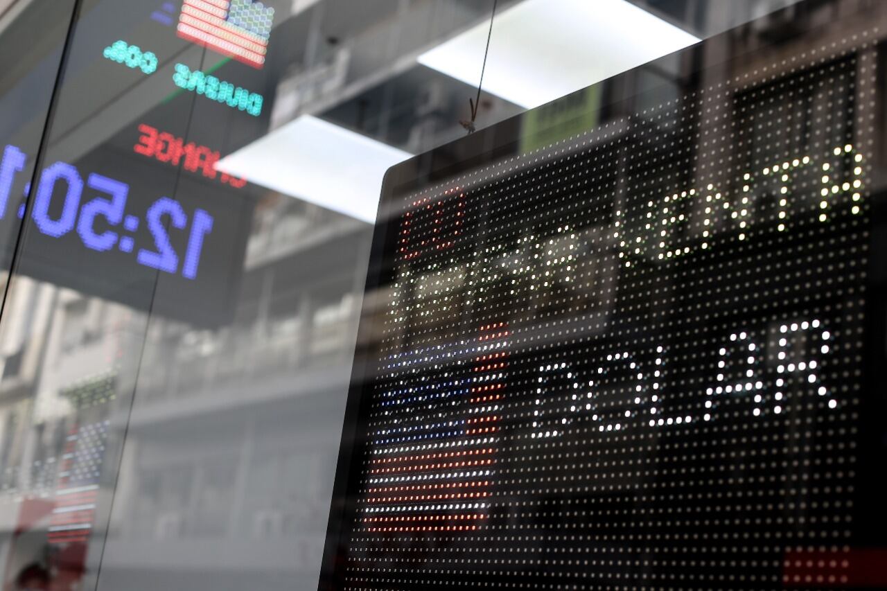 En el mercado paralelo, el dólar cerró a 318 pesos.
