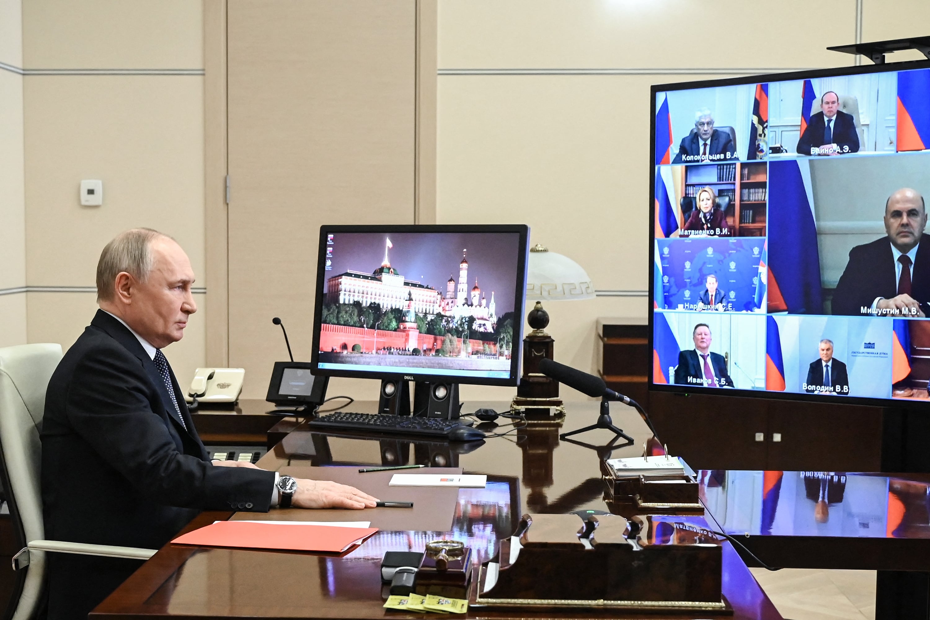 Vladimir Putin votó desde su despacho de manera electrónica.
