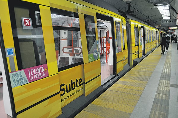 En CABA, el pasaje de subte subirá de 1.071 a 1.112 pesos.