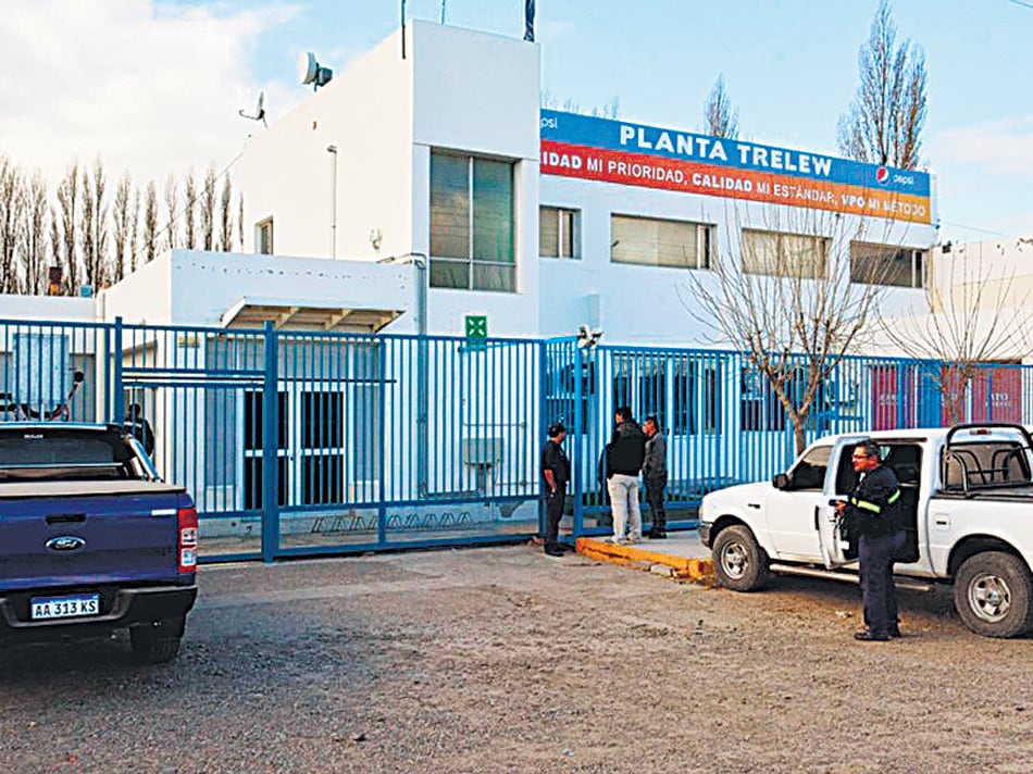 La embotelladora que comercializa los productos Pepsi bajó sus persianas ayer por la mañana.