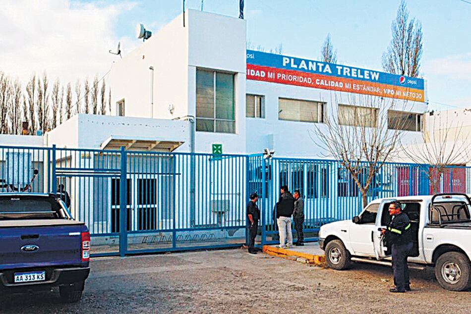 La embotelladora que comercializa los productos Pepsi bajó sus persianas ayer por la mañana.