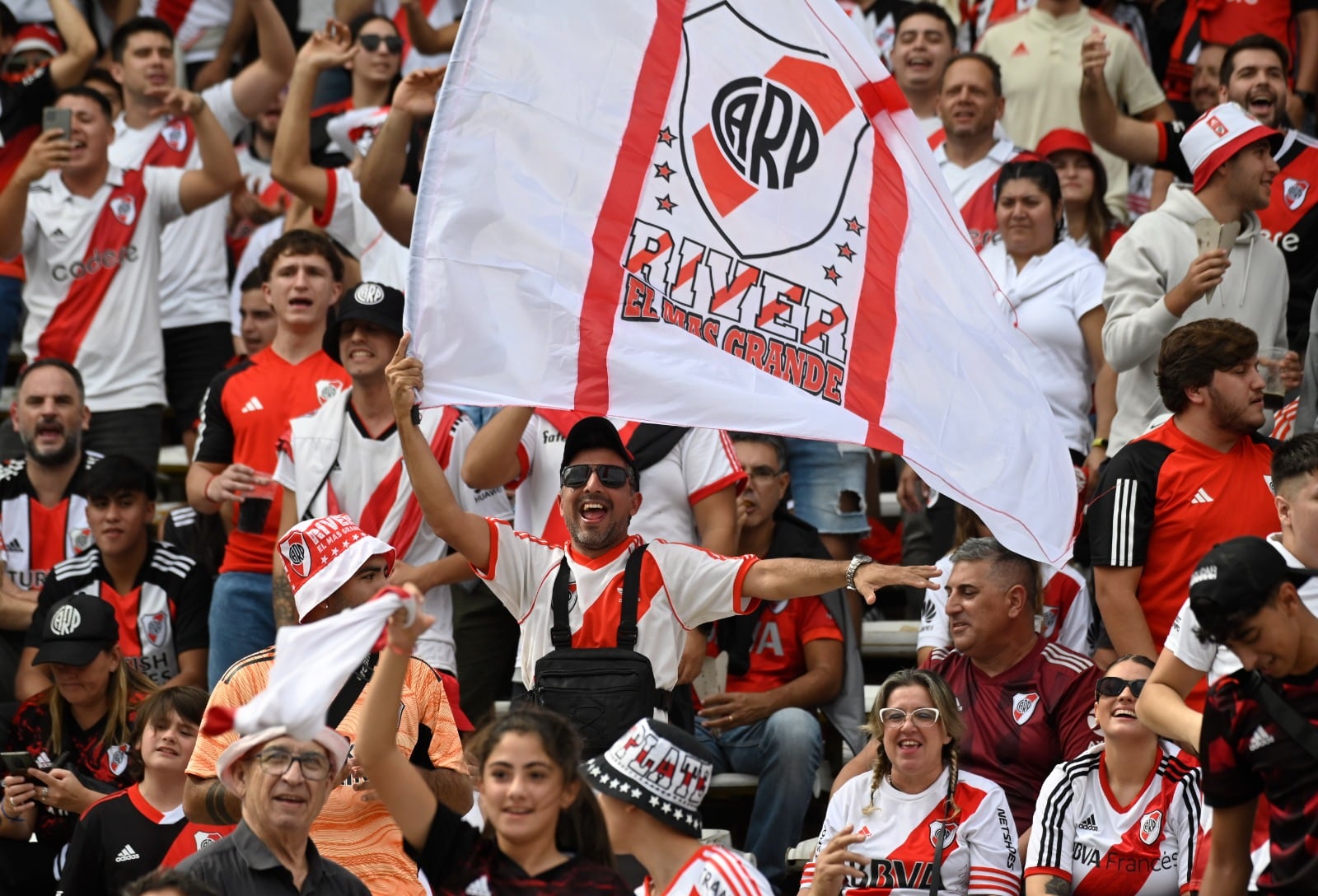 Los hinchas de River que coparon una mitad del Kempes.