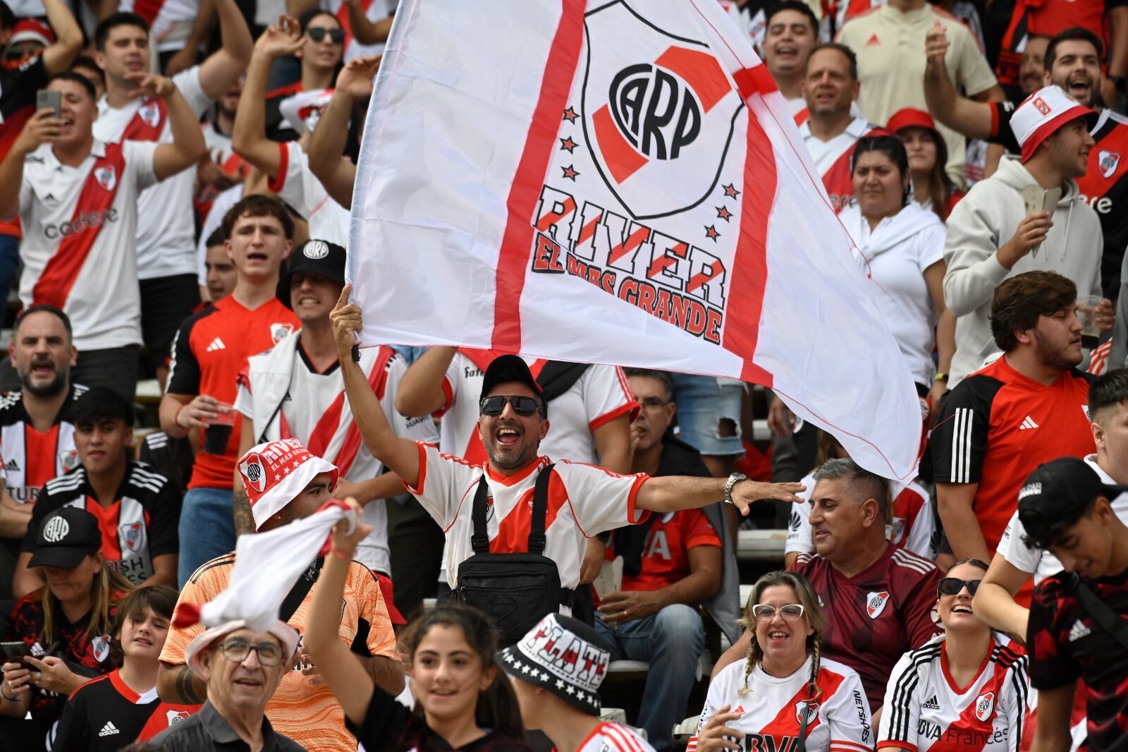 Los hinchas de River que coparon una mitad del Kempes.