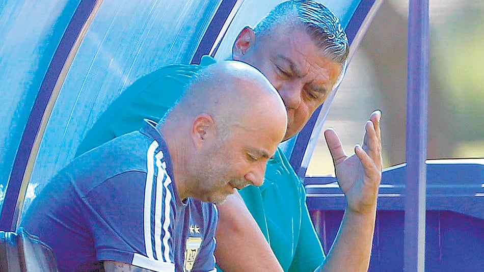 Otros tiempos. Jorge Sampaoli con Claudio Tapia, presidente de AFA, juntos en Rusia.