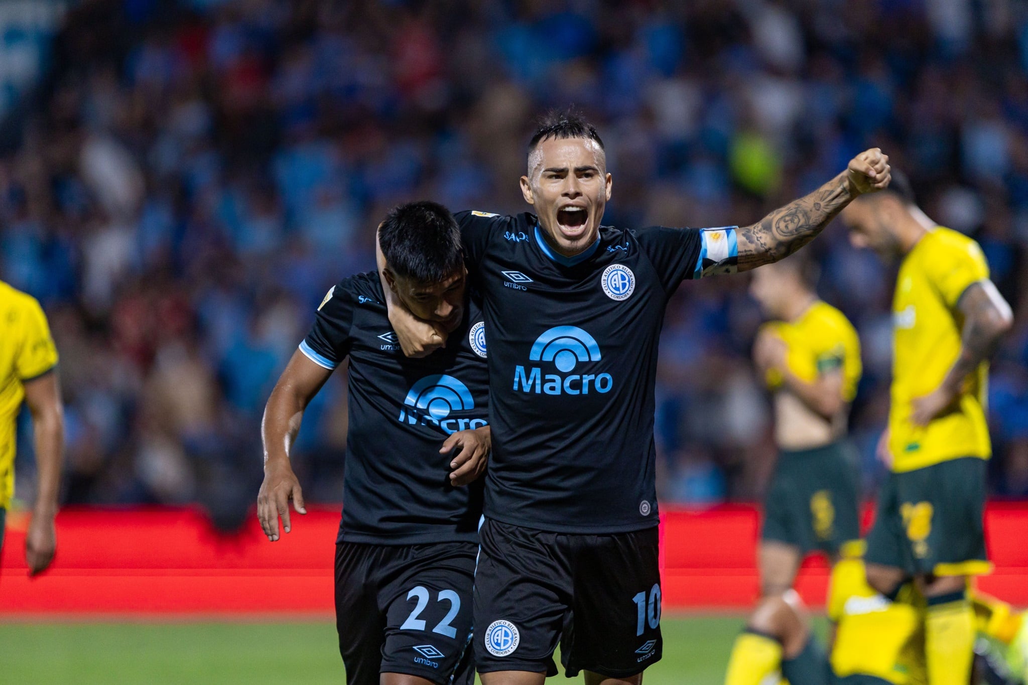 Zelarrayán abraza a Uvita Fernández, que festeja en silencio