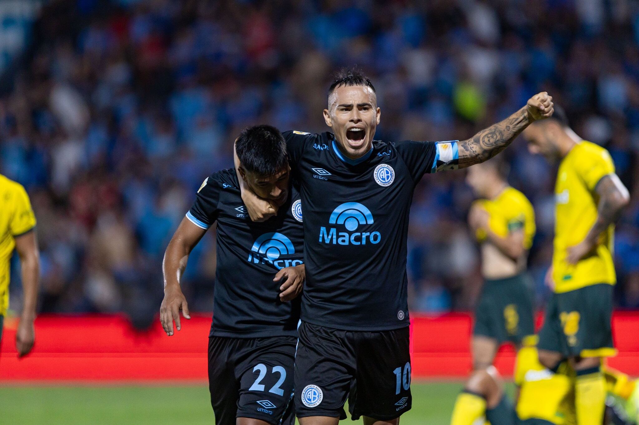 Zelarrayán abraza a Uvita Fernández, que festeja en silencio