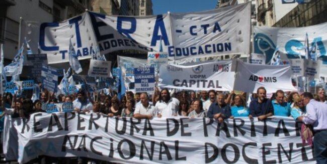 La marcha de los docentes por Avenida Callao hasta el Palacio Pizzurno.
