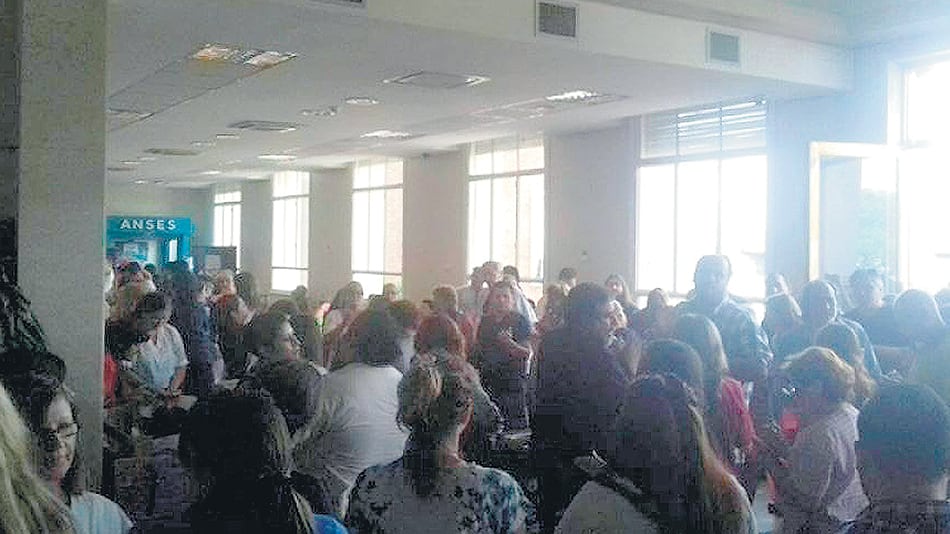 Tras los despidos se realizó una asamblea en el hall del hospital.