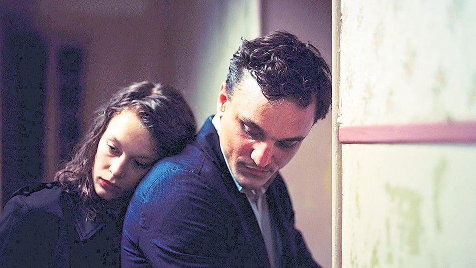 Paula Beer y Franz Rogowski en Transit, de Christian Petzold.