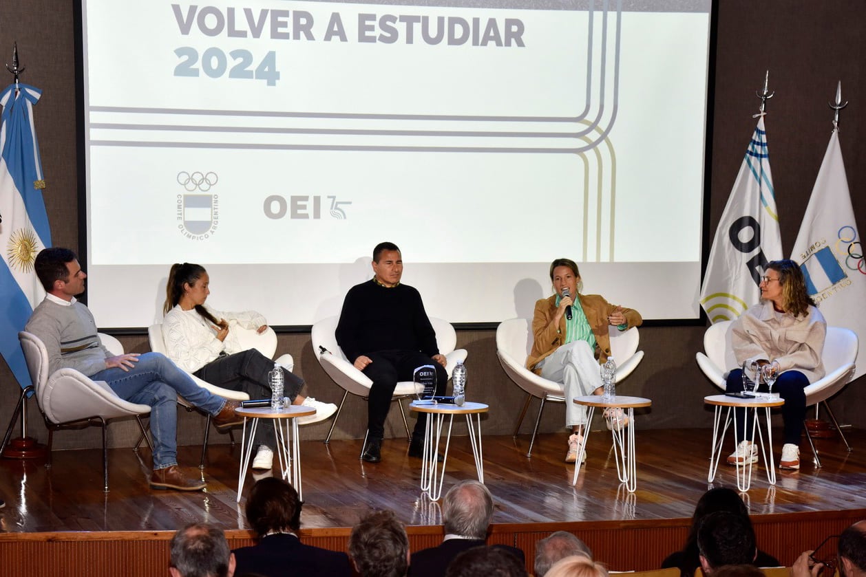Los deportistas olímpicos que apoyan el proyecto durante la presentación.