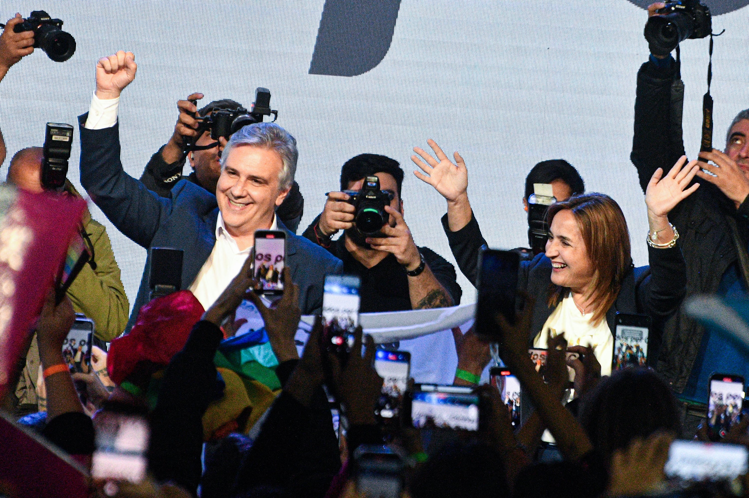 "Yo soy el que tengo que estar caliente", lanzó Llayrora también disgustado por la demora en el conteo.