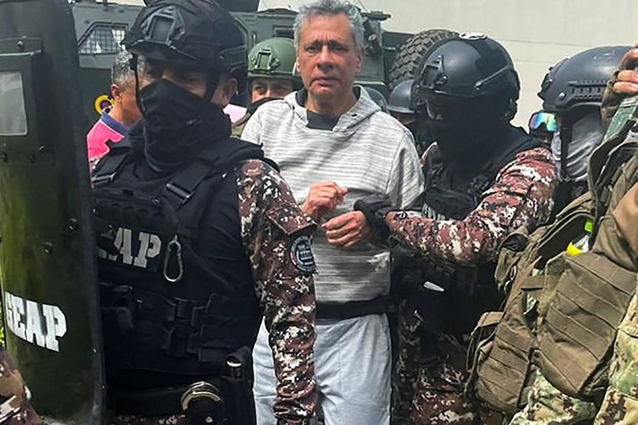 Jorge Glas llega a la cárcel de Guayaquil tras ser detenido en la embajada de México.