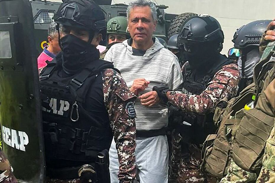 Jorge Glas llega a la cárcel de Guayaquil tras ser detenido en la embajada de México.