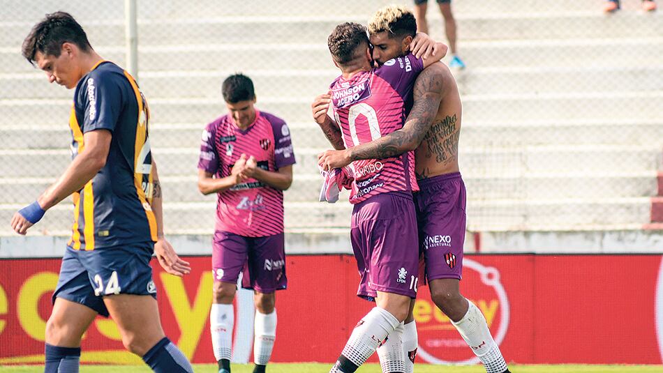 Abrazo de gol para el tercero de Patronato.