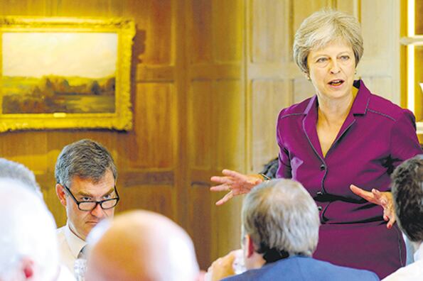 May dirige la reunión de gabinete sobre el Brexit en la residencia oficial de Chequers.