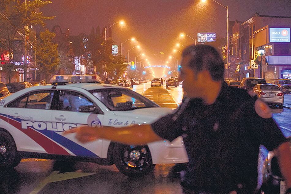 El domingo por la noche, la calle Danforth, del barrio griego, fue escenario de una masacre.
