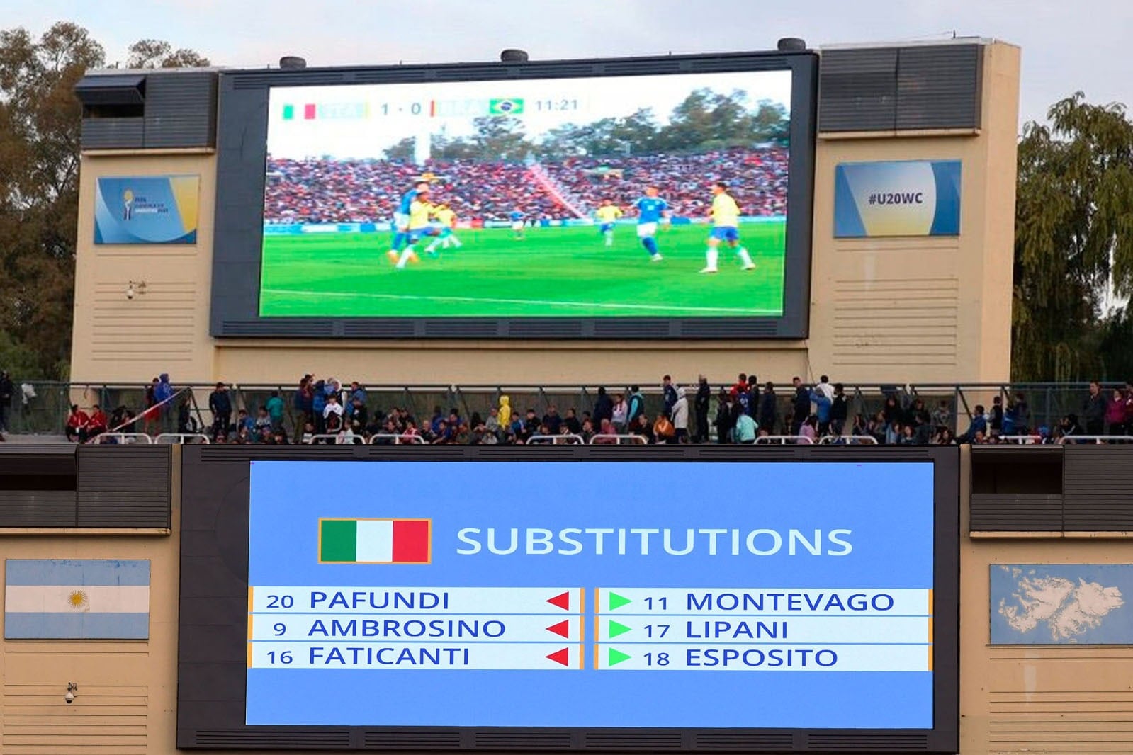 El antes y el después. Arriba, el tablero del "Malvinas Argentinas" con los símbolos tapados. Abajo, con las islas a la vista, luego del escándalo. 