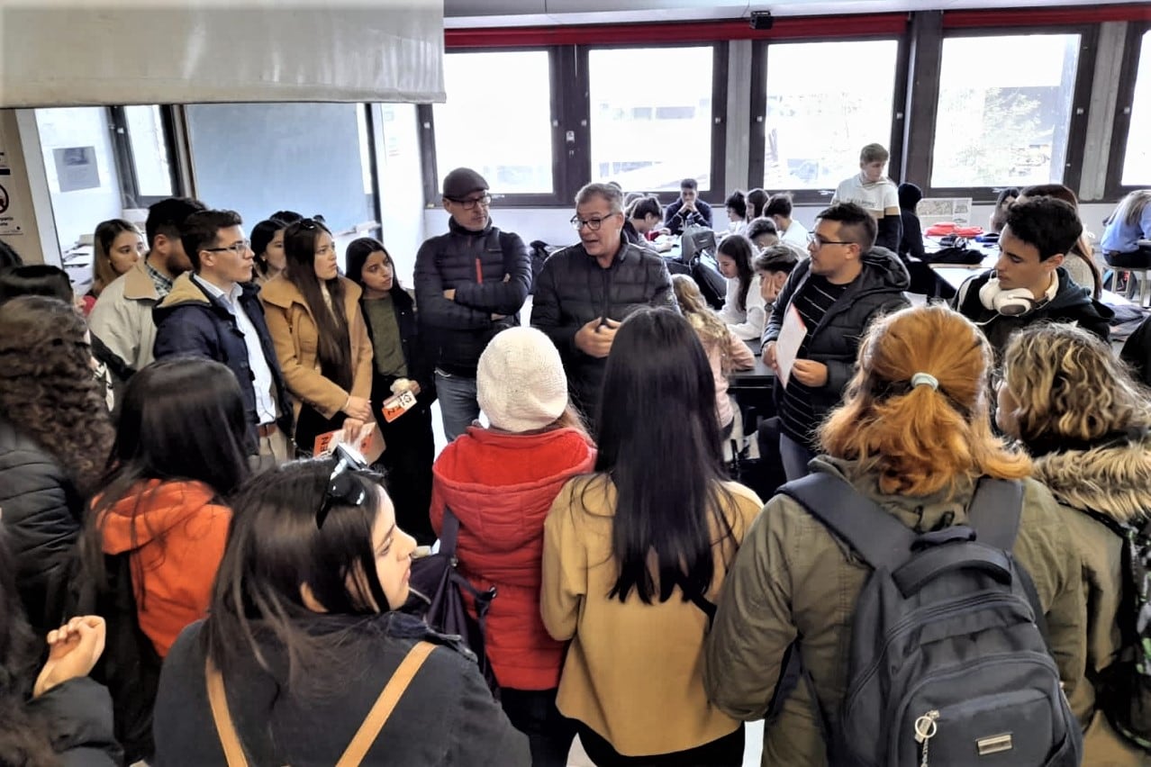 Estudiantes del Taller de Diseño Arquitectónico 2 de Catamarca en la Universidad de Rosario.