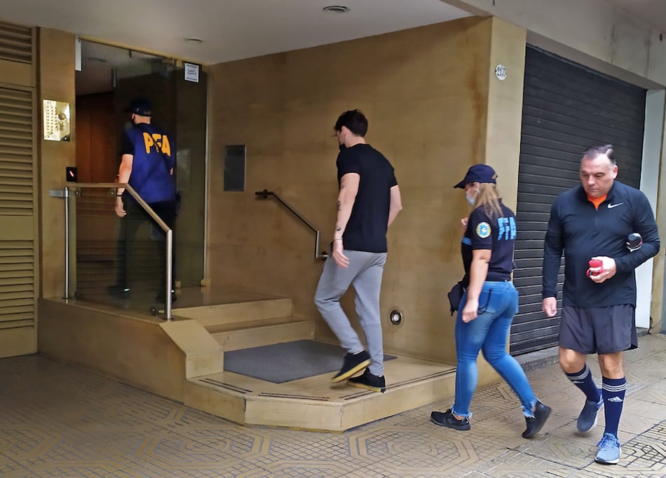 Personal de la Policía Federal realiza un allanamiento en el domicilio de la calle Billinghurst, vinculado con los carteles contra Cristina Kirchner. 