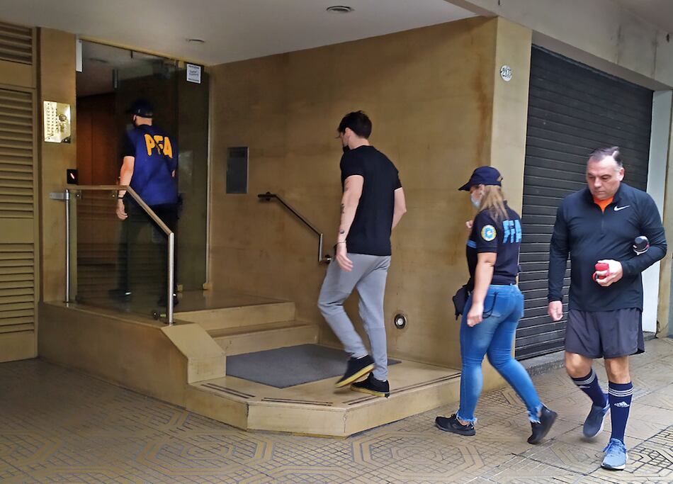 Personal de la Policía Federal realiza un allanamiento en el domicilio de la calle Billinghurst, vinculado con los carteles contra Cristina Kirchner.