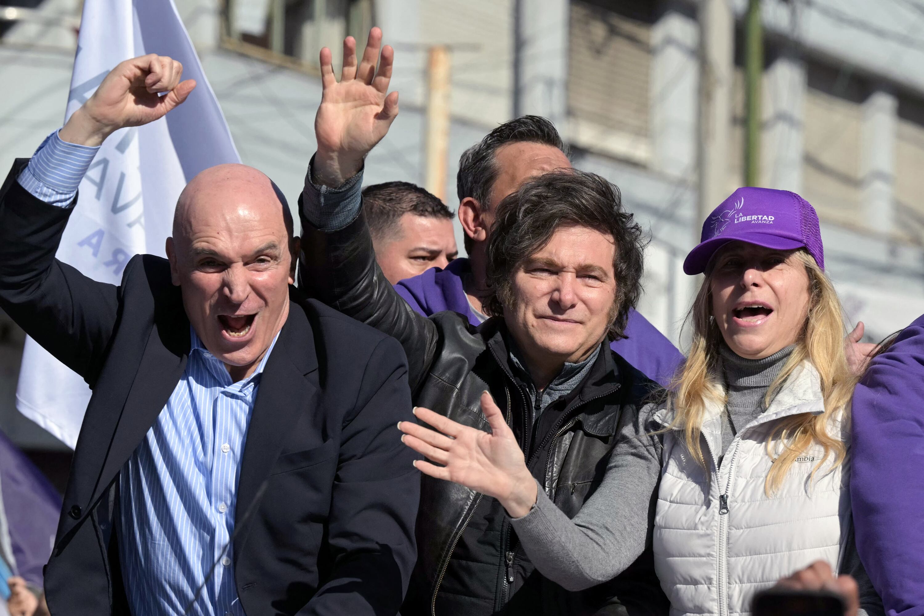 José Luis Espert terminó huyendo en moto. El Presidente y su hermana cortaron la caravana y se fueron a Olivos.