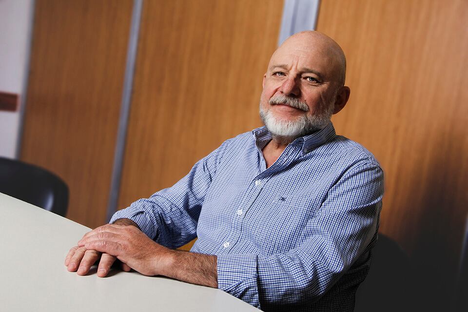 José Luis Pellegrini dirige a un grupo de profesionales del Instituto de Investigaciones Económicas.