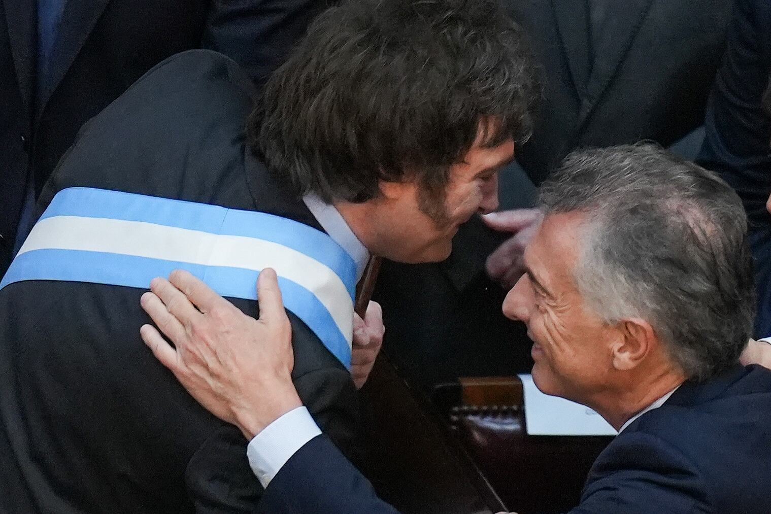 El abrazo entre el Javier Milei y Mauricio Macri durante la asunción presidencial.