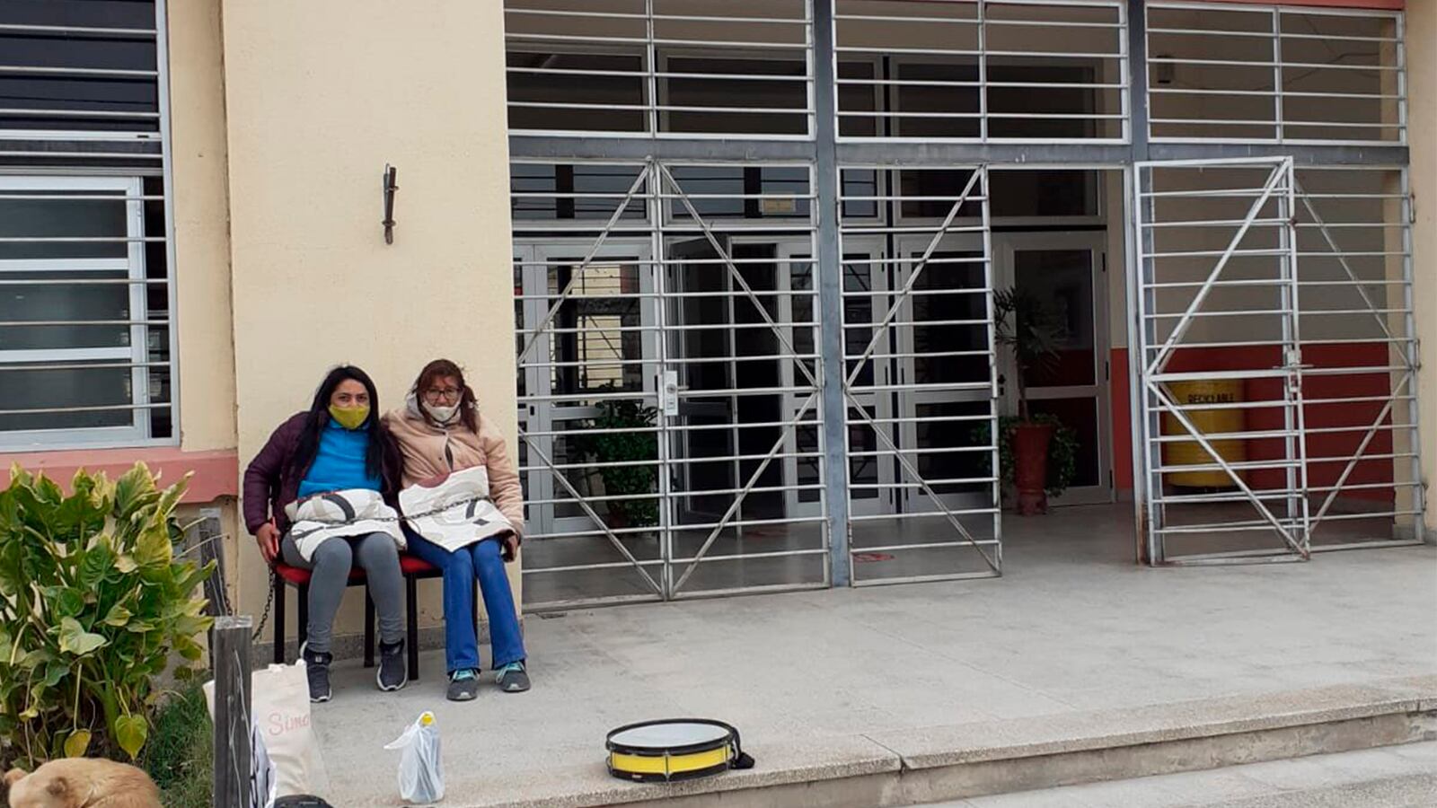 Luna y Leañez en la entrada del colegio 