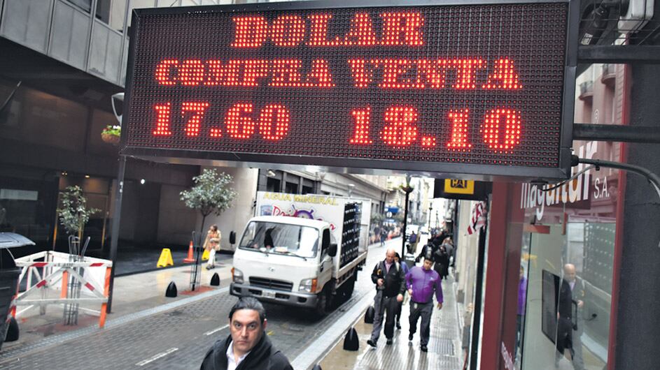 En casas de cambio la cotización del dólar llegó a 18,10 pesos por unidad.