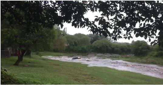 La camioneta fue encontrada y sacada del río.