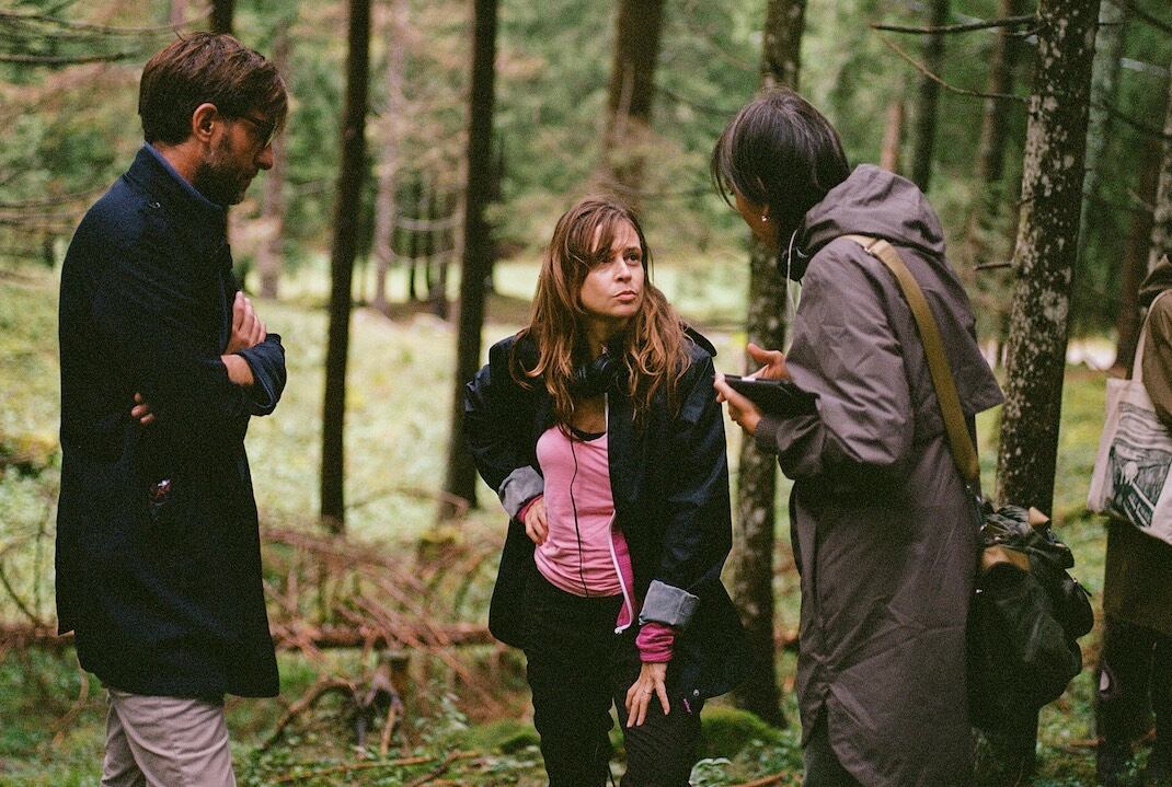 Maura Delpero fotografiada durante el rodaje por Nasiba Gashimova