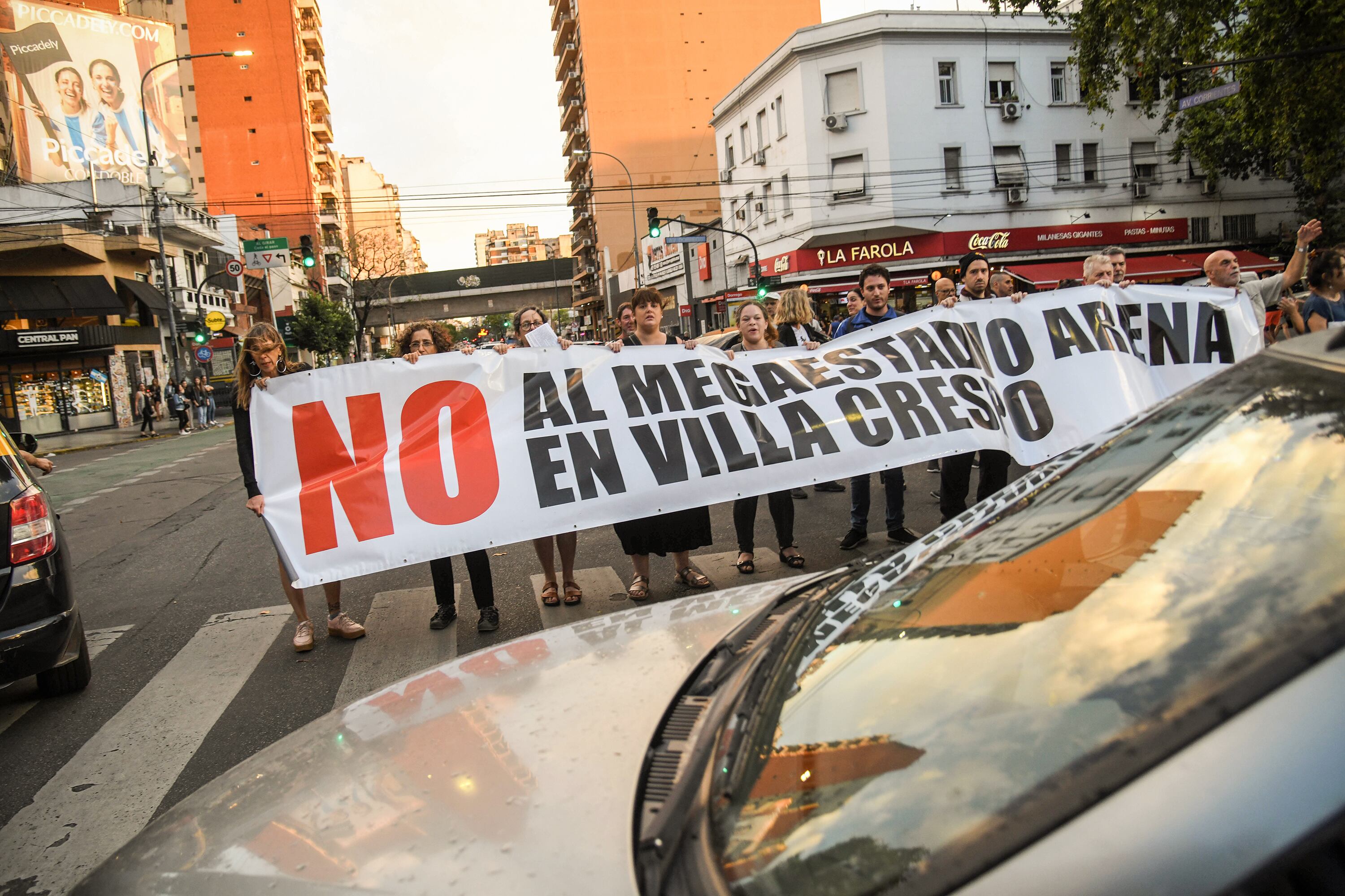 Los vecinos hicieron un corte de calle en las inmediaciones del Movistar Arena, en Corrientes y Dorrego.