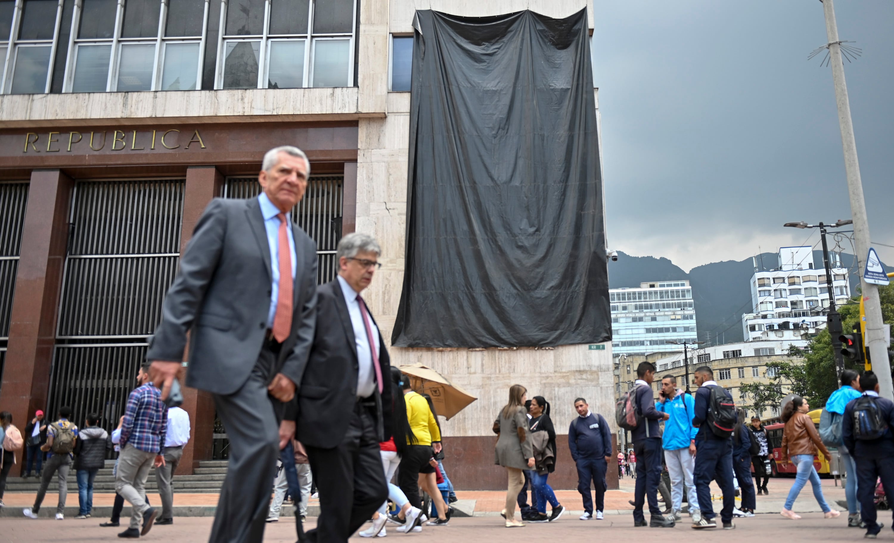 En Bogotá taparon la fachada de un banco en vísperas del paro nacional. 