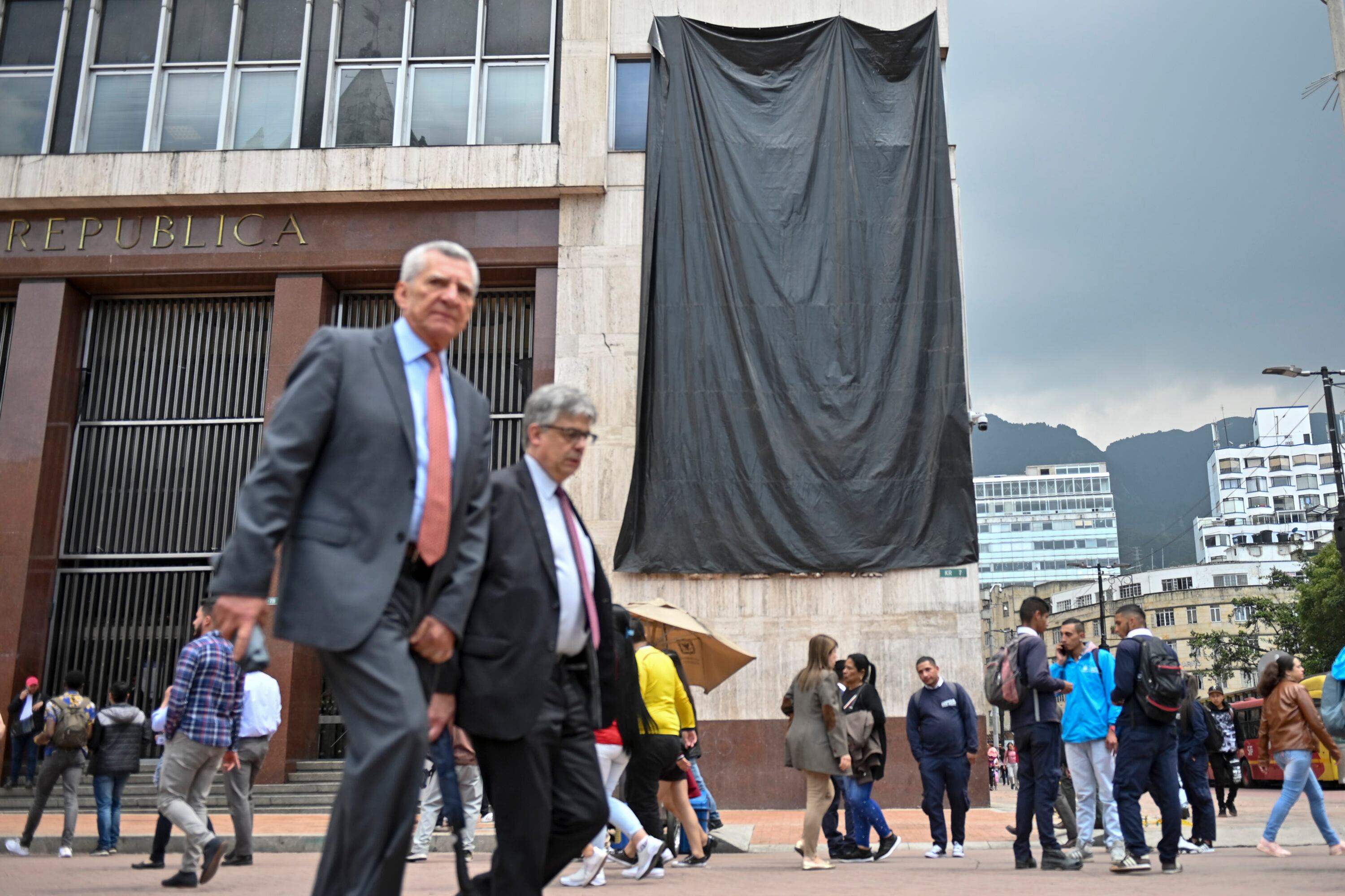 En Bogotá taparon la fachada de un banco en vísperas del paro nacional.