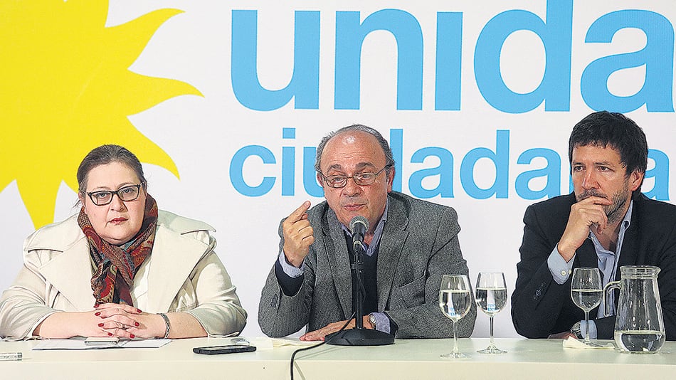 Graciana Peñafort, Leopoldo Moreau y Gerónimo Ustarroz en la conferencia de prensa en el Instituto Patria.