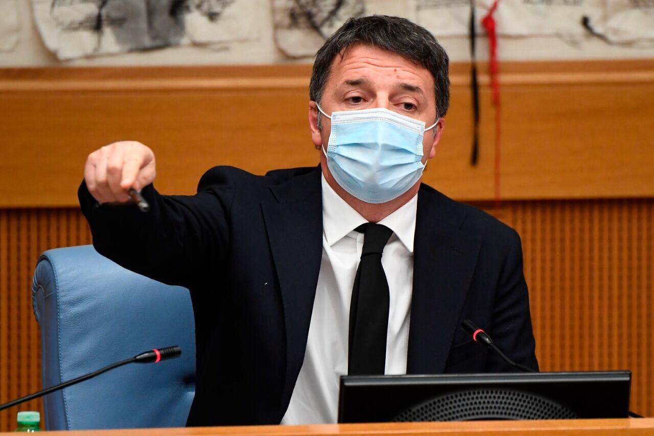 Renzi anuncia las renuncias de las ministrasen conferencia de prensa.