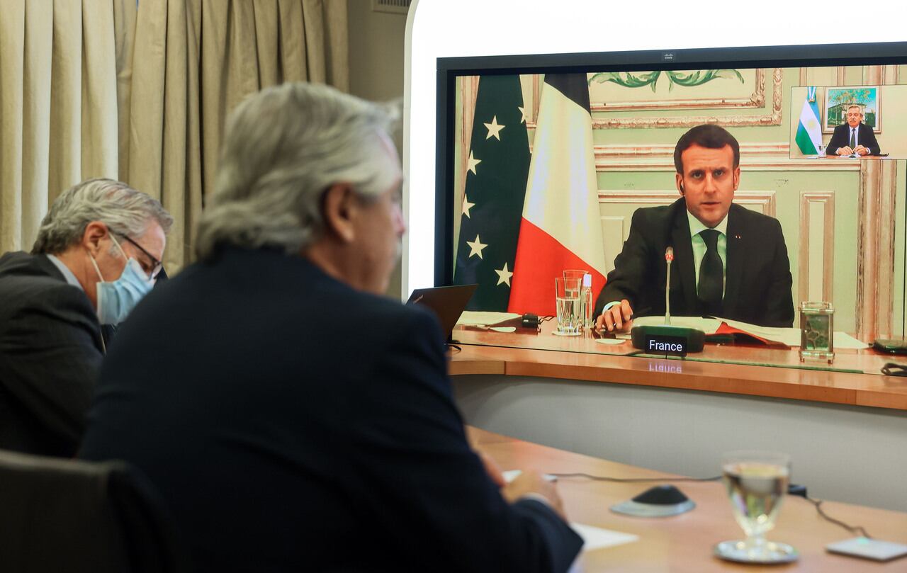 Fernández y Macron, durante la charla de ayer. 