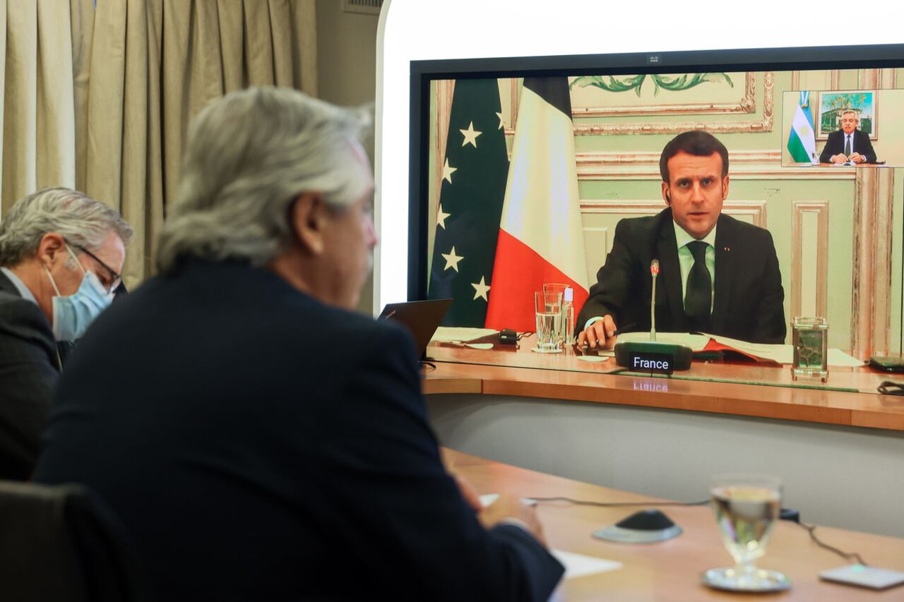 Fernández y Macron, durante la charla de ayer.
